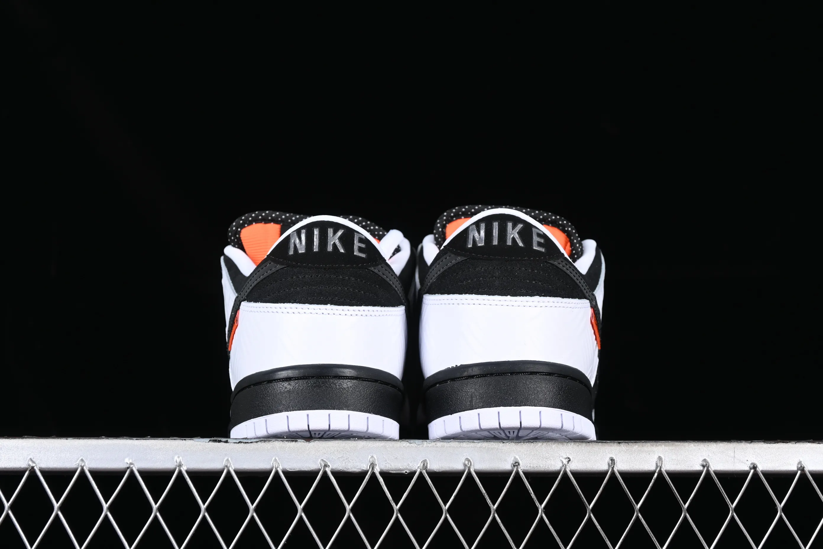 All categories Nk SB Dunk series Nk SB Dunk Low low-top sneakers J version Tightbooth x Nk SB Dunk joint model Reverse Panda SB low-top casual sports skateboard shoes FD2629-100